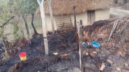Bihar: बेतिया में आग लगने से लाखों का नुकसान, 50 हजार की नकदी जली; मकान मालिक का रो-रो कर बुरा हाल Bihar: Loss worth lakhs due to fire in Bettiah, cash worth Rs 50 thousand burnt