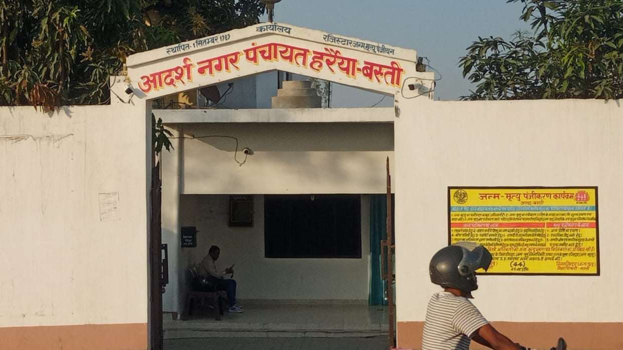 Nagar Panchayat President got the tea shop removed saying there was encroachment in the colony