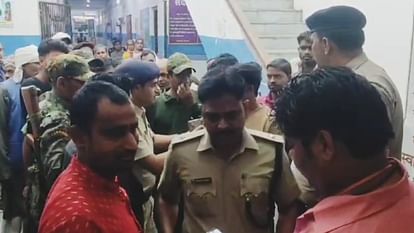 Aurangabad News: बंदी की मौत पर परिजनों ने सदर अस्पताल में काटा बवाल, इलाज में लापरवाही का लगाया आरोप Family members create ruckus in Sadar Hospital over prisoner death