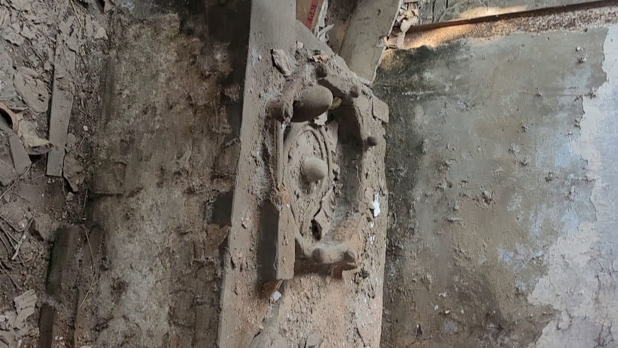 There is also a Shiv Pindi and a martyr's mausoleum in the market operated in Aryanagar, Gorakhpur.