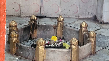 There is also a Shiv Pindi and a martyr's mausoleum in the market operated in Aryanagar, Gorakhpur.