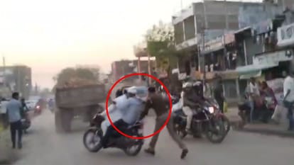 Video: गाड़ी लेकर भागता रहा चालक, पीछे बैठे युवक का कॉलर पकड़कर दौड़ता रहा SI; रुकने पर जड़े ताबड़तोड़ थप्पड़ UP Police SI viral video of run away and caught bike riders in ghazipur