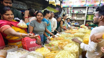 Holi 2024: Gujhiya and Namkeen add to Holi shopping, readymade masala samosa, crispy