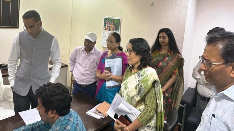 Loksabha Election: मुख्य निर्वाचन पदाधिकारी ने अनिवार्य सेवा के नोडल अधिकारियों की ली बैठक, दी ये जानकारी