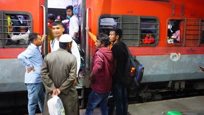 Holi 2024 Train Update Seats not available in trains on Holi crowd of passengers gathered in buses Uttarakhand