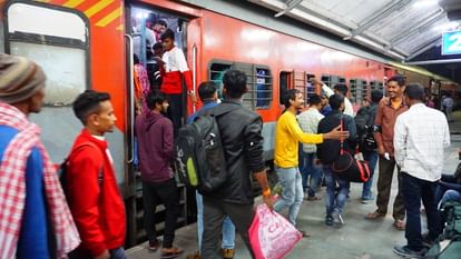 Holi 2024 Train Update Seats not available in trains on Holi crowd of passengers gathered in buses Uttarakhand