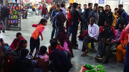 Holi 2024 Train Update Seats not available in trains on Holi crowd of passengers gathered in buses Uttarakhand