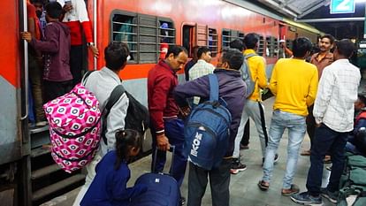 Holi 2024 Train Update Seats not available in trains on Holi crowd of passengers gathered in buses Uttarakhand