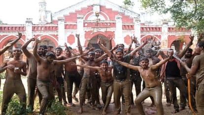 Play Holi by avoiding the law, otherwise there will be Jogira in the police station.
