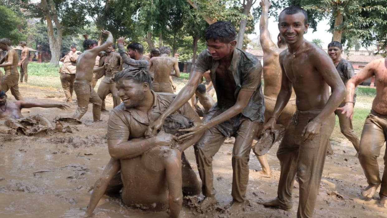 Play Holi by avoiding the law, otherwise there will be Jogira in the police station.