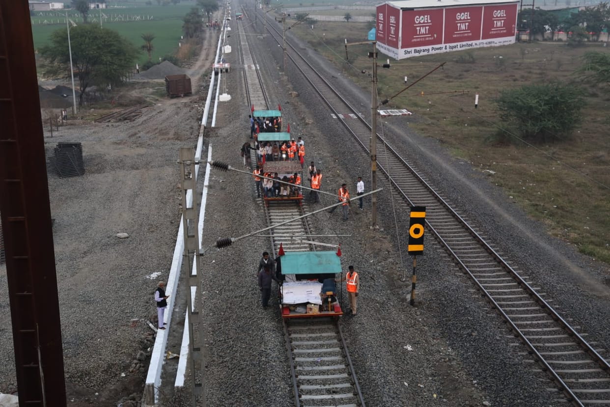 Indore: Indore lags behind in rail projects, projects of Dahod, Sanawad, Indore railway station incomplete eve