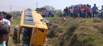 Jaunpur Bus Accident: बाइक सवार को बचाने में पलटी बच्चों से भरी स्कूली बस, छात्रा व चालक घायल Jaunpur bus accident child and driver injured after school bus overturns