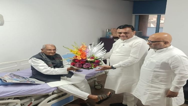 UP : सपा के कद्दावर नेता रेवती रमण सिंह ने कांग्रेस से मिलाया हाथ, अविनाश पांडेय और अजय राय ने की मुलाकात