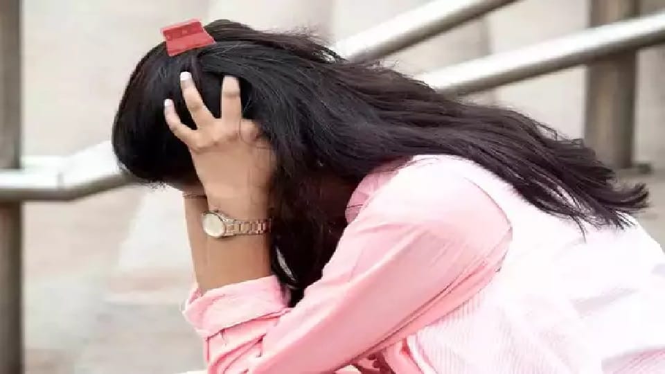 UP: In one-sided love young man attacked married woman with knife, seriously injured in attack