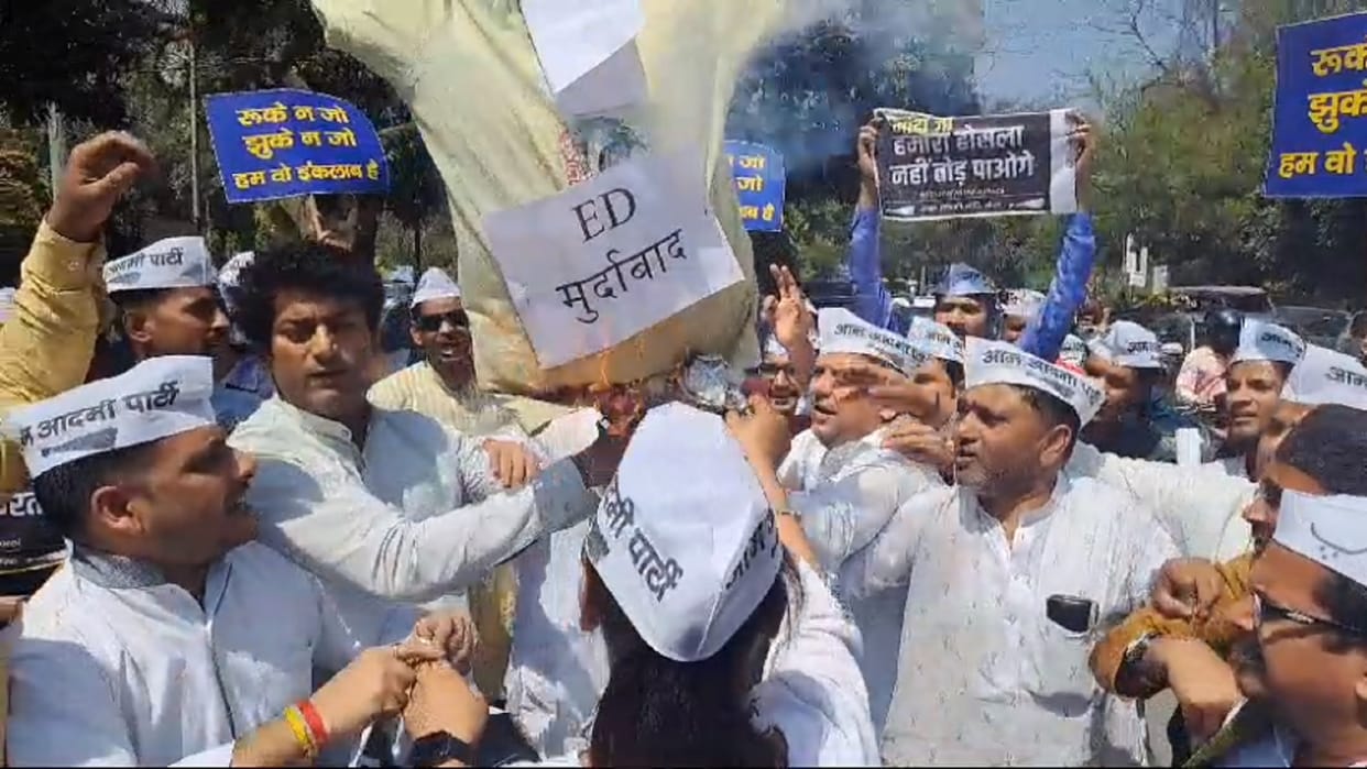 Aap workers burnt effigy of ED and protest in Meerut after arrest of CM Arvind Kejriwal