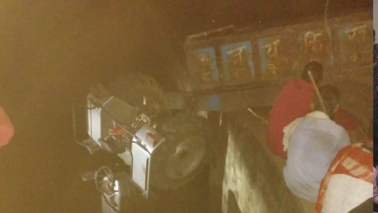 Uncontrolled tractor hangs from culvert driver swept away in Bansagar canal in Mirzapur