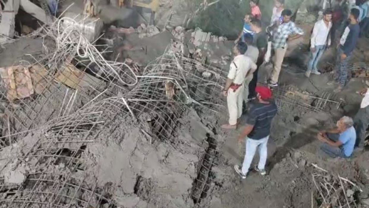 Sagar News Roof of under construction house collapses three laborers buried under