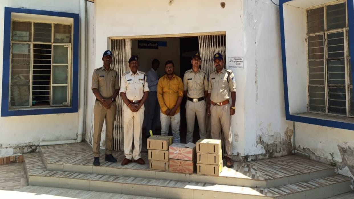 Shahdol Accused arrested with 78 liters of liquor had hidden liquor by digging a pit