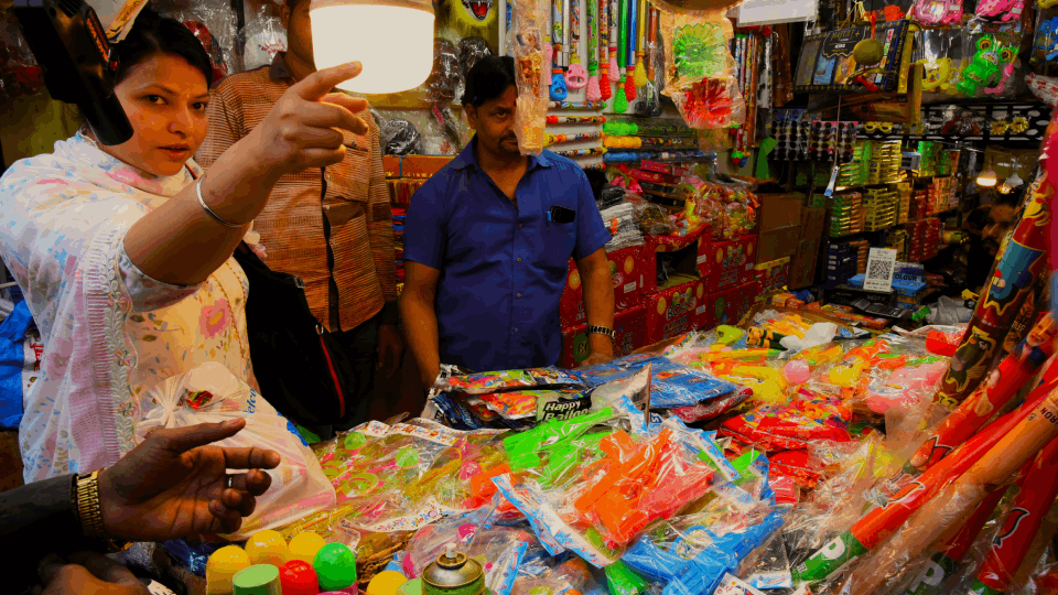 holi festival Modi Rahul cartoon Pichkari is popular in Holi markets Delhi know its price