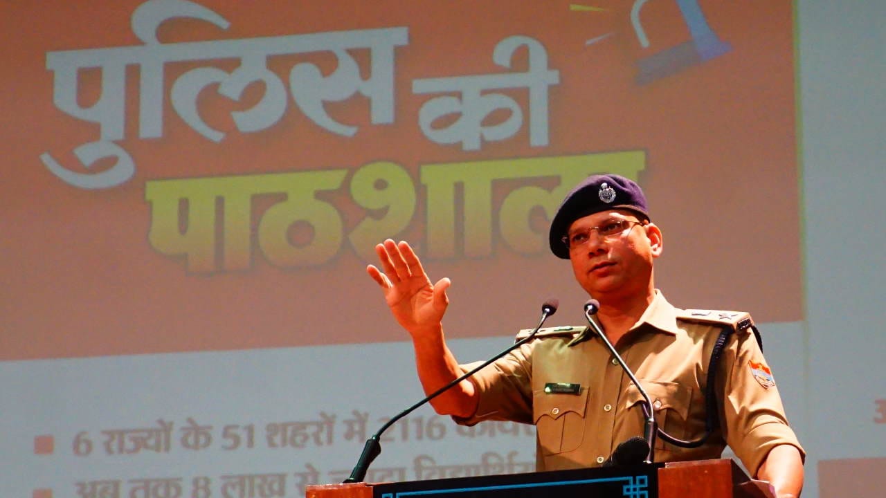 Police ki Pathshala organized by Amar Ujala Foundation taught law lessons to students Dehradun Uttarakhand