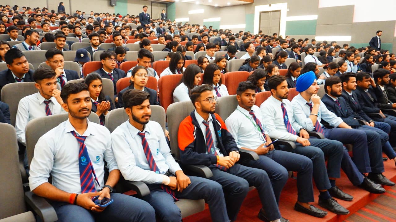 Police ki Pathshala organized by Amar Ujala Foundation taught law lessons to students Dehradun Uttarakhand
