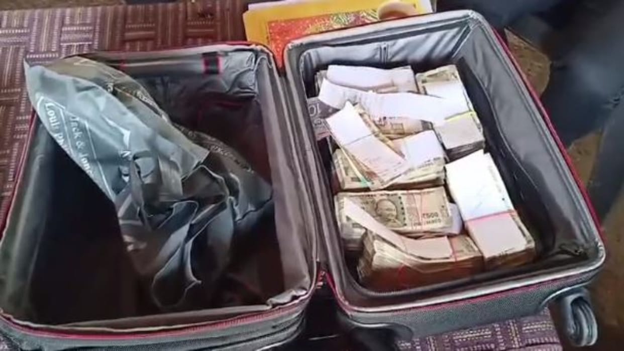 Deeg News: Cash worth 18 lakh recovered from car during blockade, search operation going on regarding election