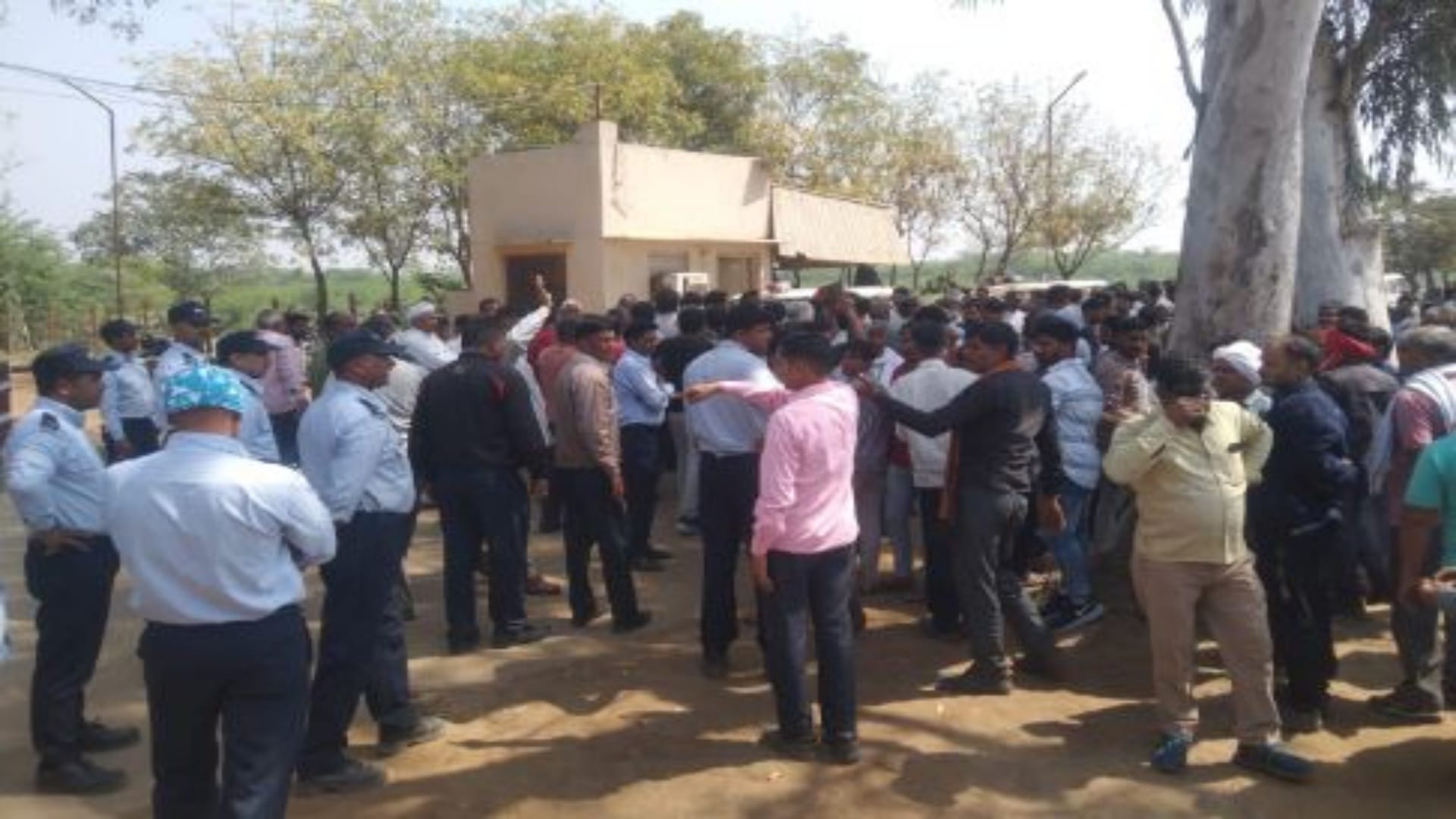 फैक्ट्री के बाहर मृतक के परिजन एवं सहयोगी