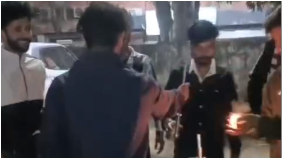 Youth cuts cake with sword in Rewa police arrested