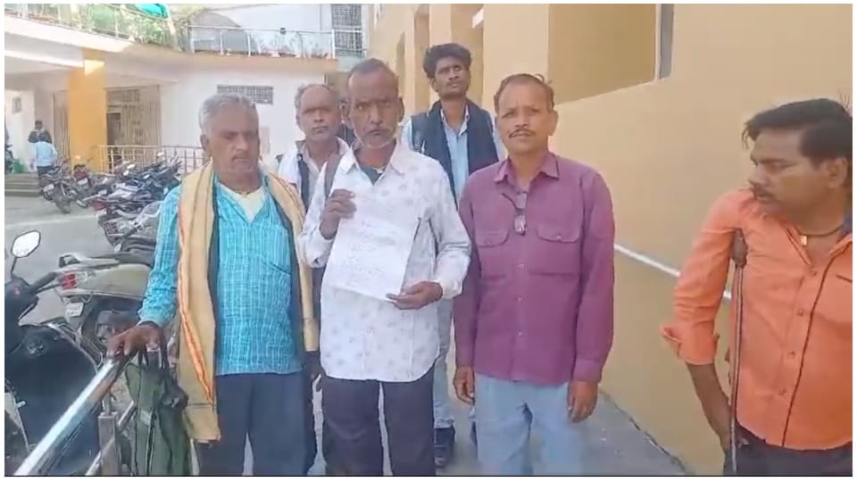 Sagar News: Villagers protest against crematorium land houses come under the influence of railway line