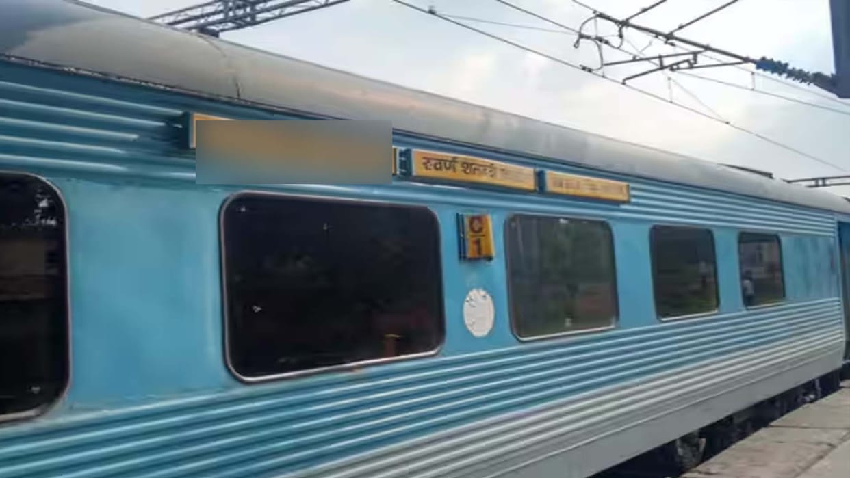 Kanpur: Vigilance raid in Swarn Shatabdi Express, TTE ran away after chain pulling, report on one