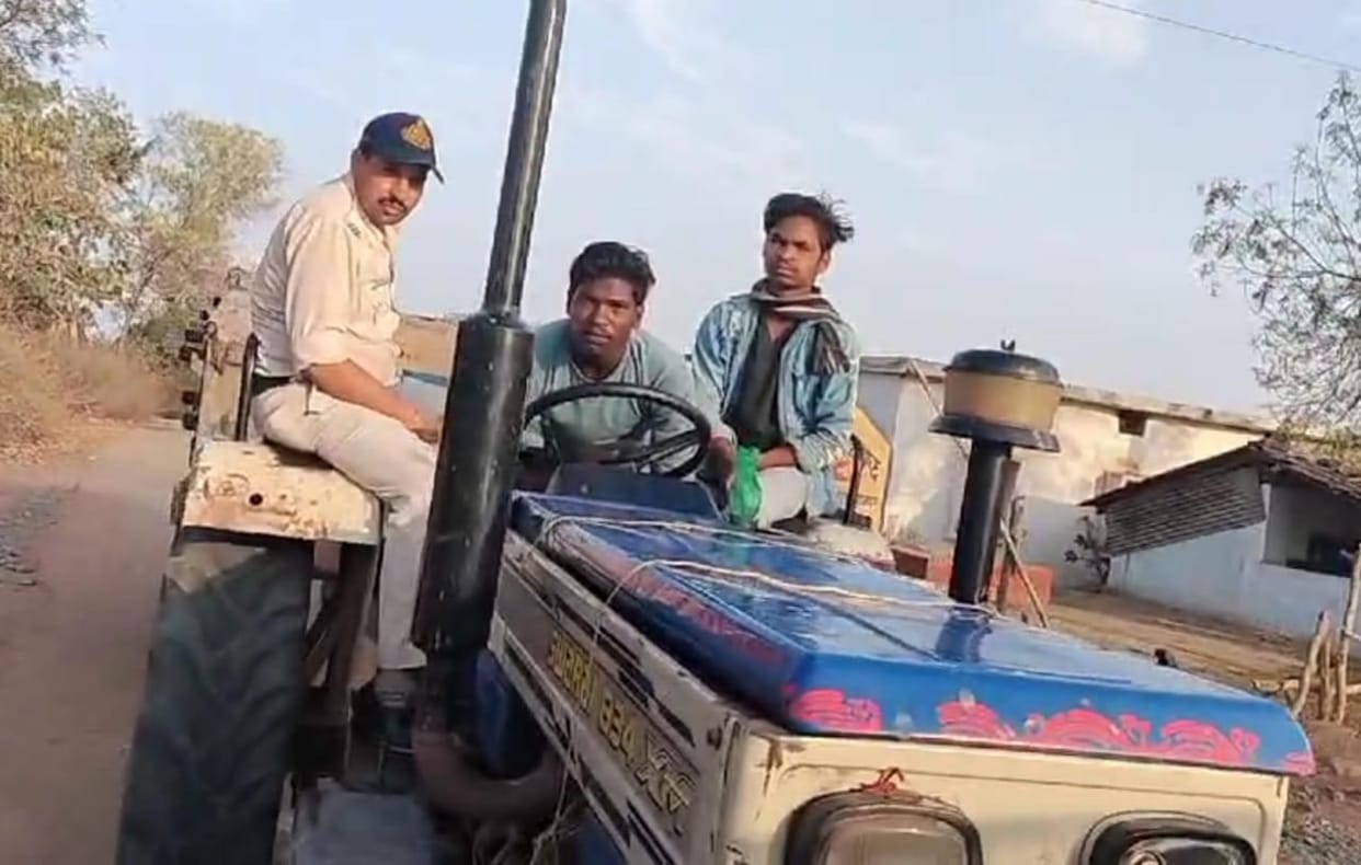 Shahdol News: Two tractors illegally transporting sand seized, case registered against driver and owner