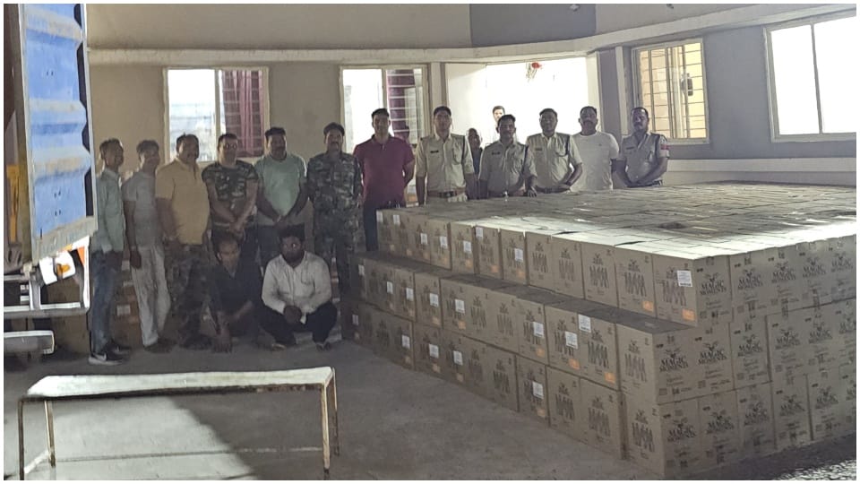 जब्त की गई शराब और पुलिस गिरफ्त में आरोपी।