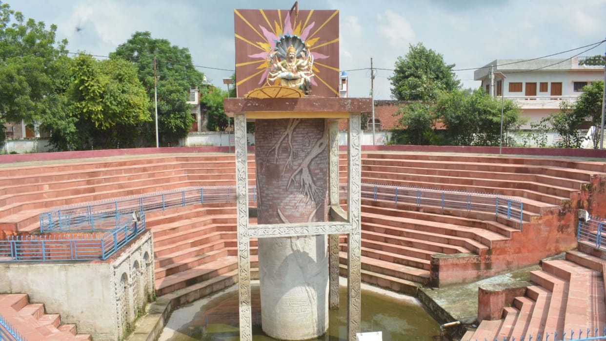Devotee Prahlad played the first Holi with the ashes of Holika, Hardoi was the city of King Hiranyakashipu