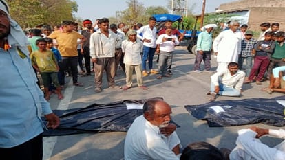 UP: एंबुलेंस न मिलने पर हादसे में घायल ससुर-बहू की मौत, बेकाबू भीड़ ने किया हंगामा, कई थानों की पुलिस पहुंची sasur and bahu died due to lack of ambulance who injured in accident in Agra crowd created ruckus