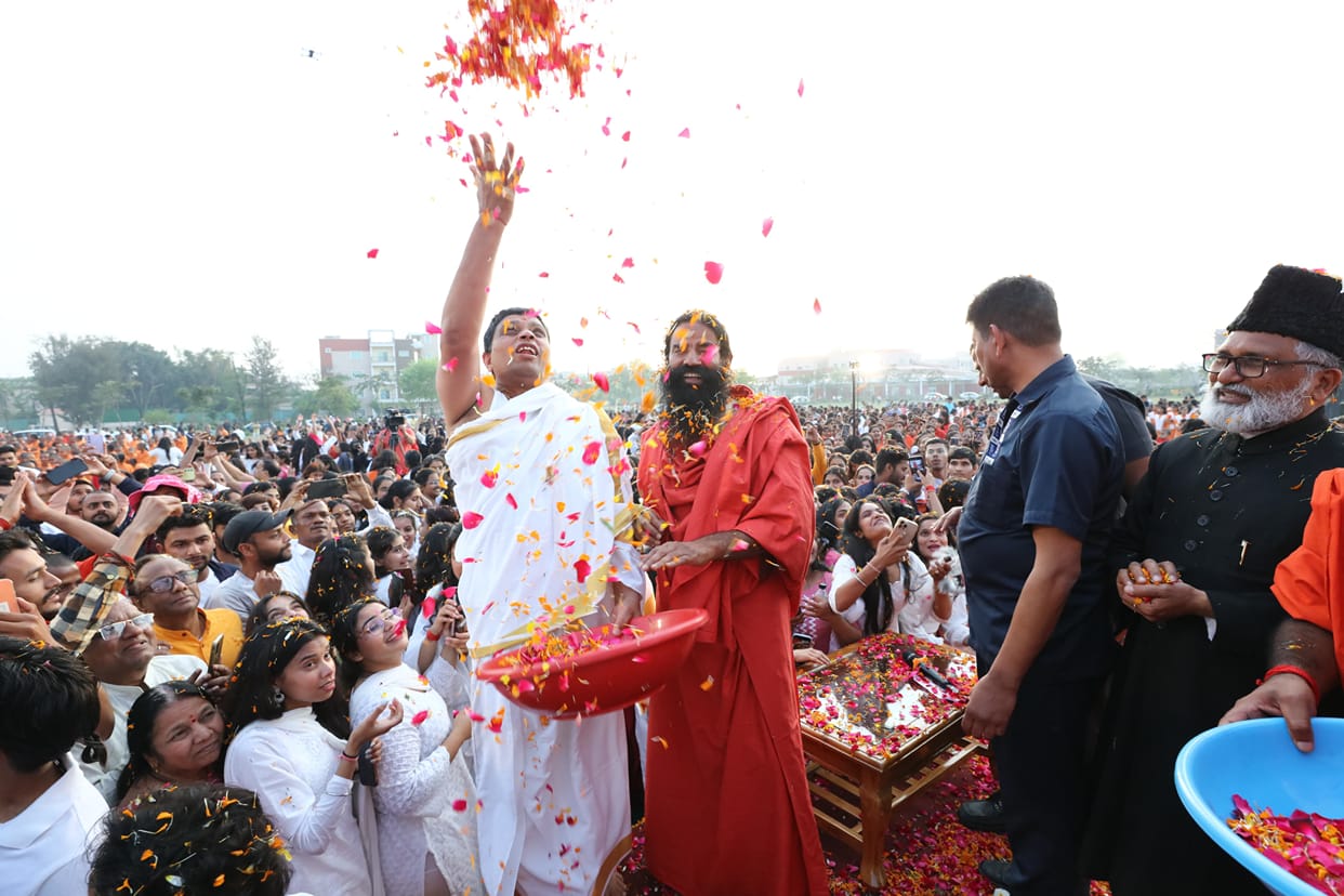 Holi 2024 Baba Ramdev celebrated Holi in Patanjali with former Union Minister Uma Bharti