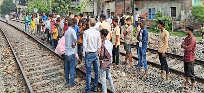 Bihar News : मुजफ्फरपुर में दंपती ने किया सुसाइड; इस कारण परेशान थे दोनों, ट्रेन के सामने कूदकर दे दी जान Bihar News: Couple commits suicide in Muzaffarpur, husband and wife die after being hit by train