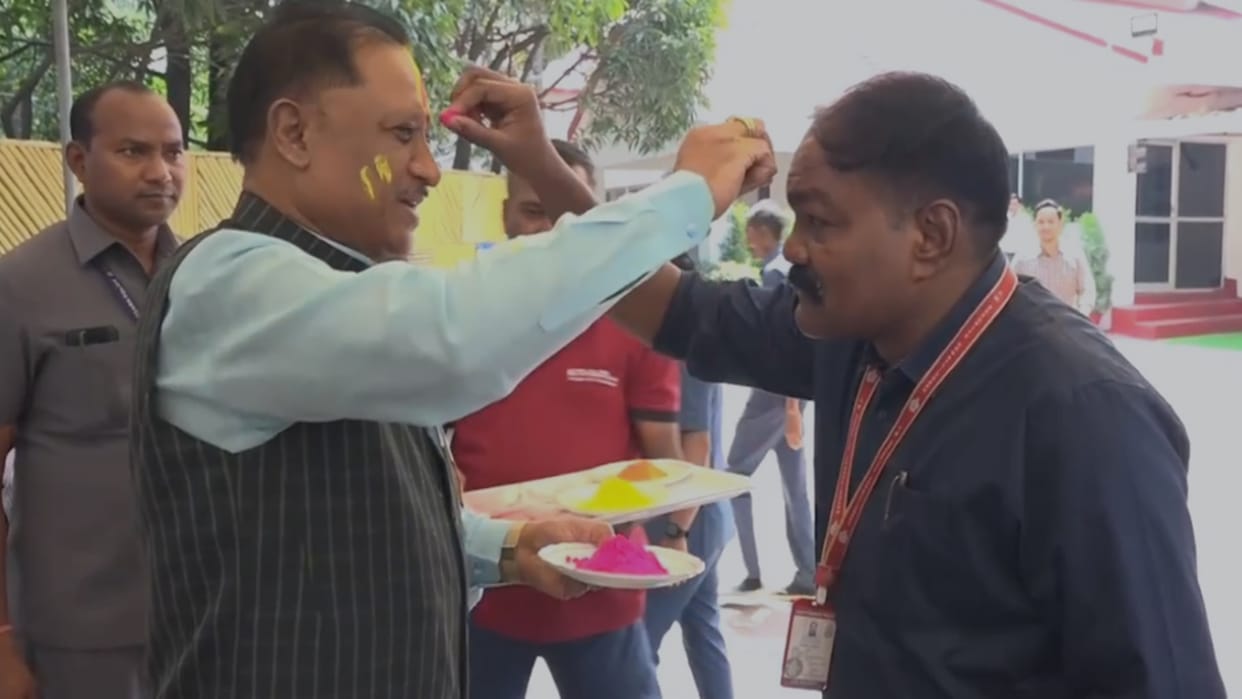 Holi celebration in Raipur CM House: Chief Minister Vishnudeo Sai played Holi with his personnel security