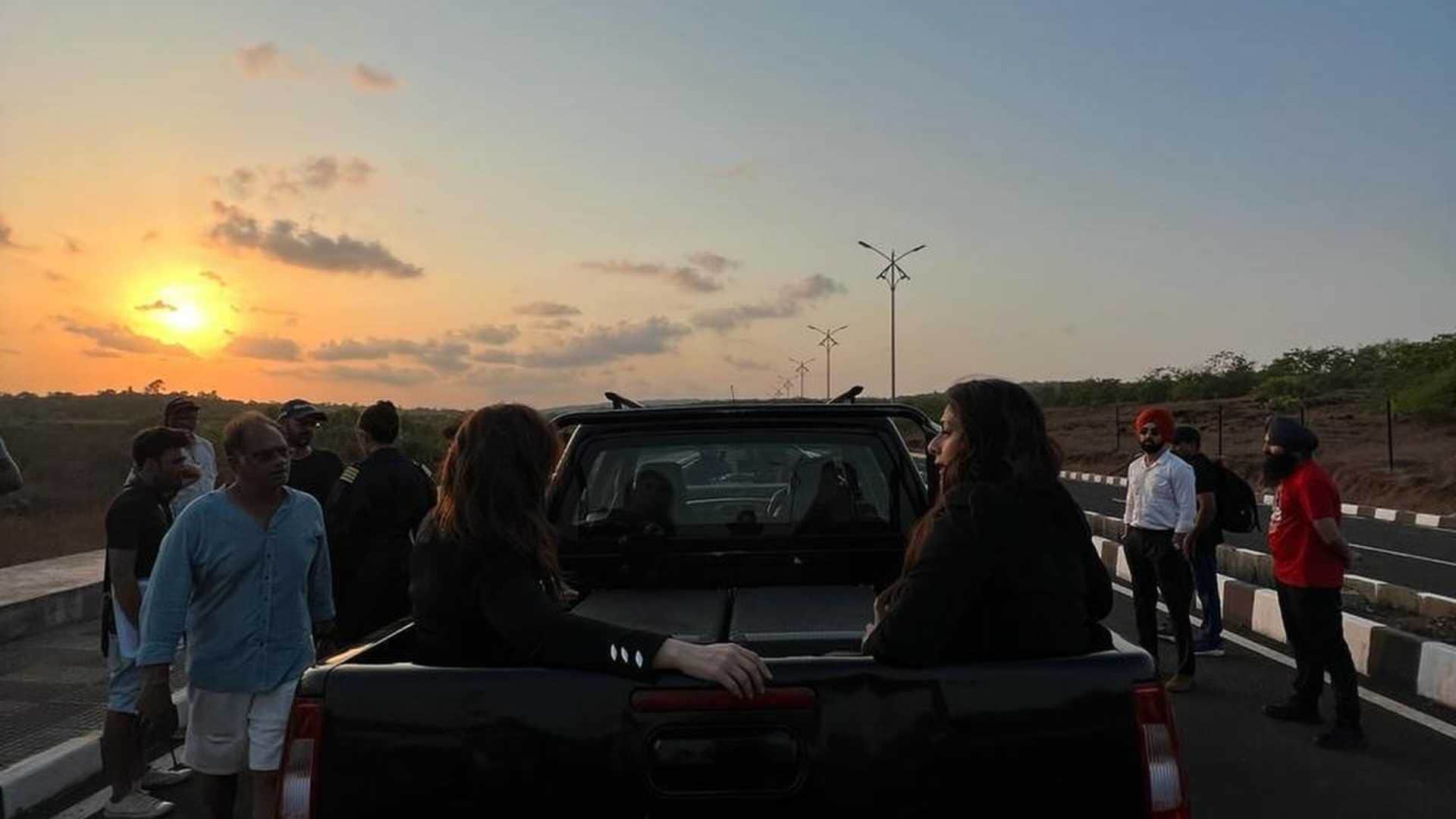 Crew BTS Kareena Kapoor Khan Shares unseen pictures From film Set goes viral on social media tabu kriti sanon