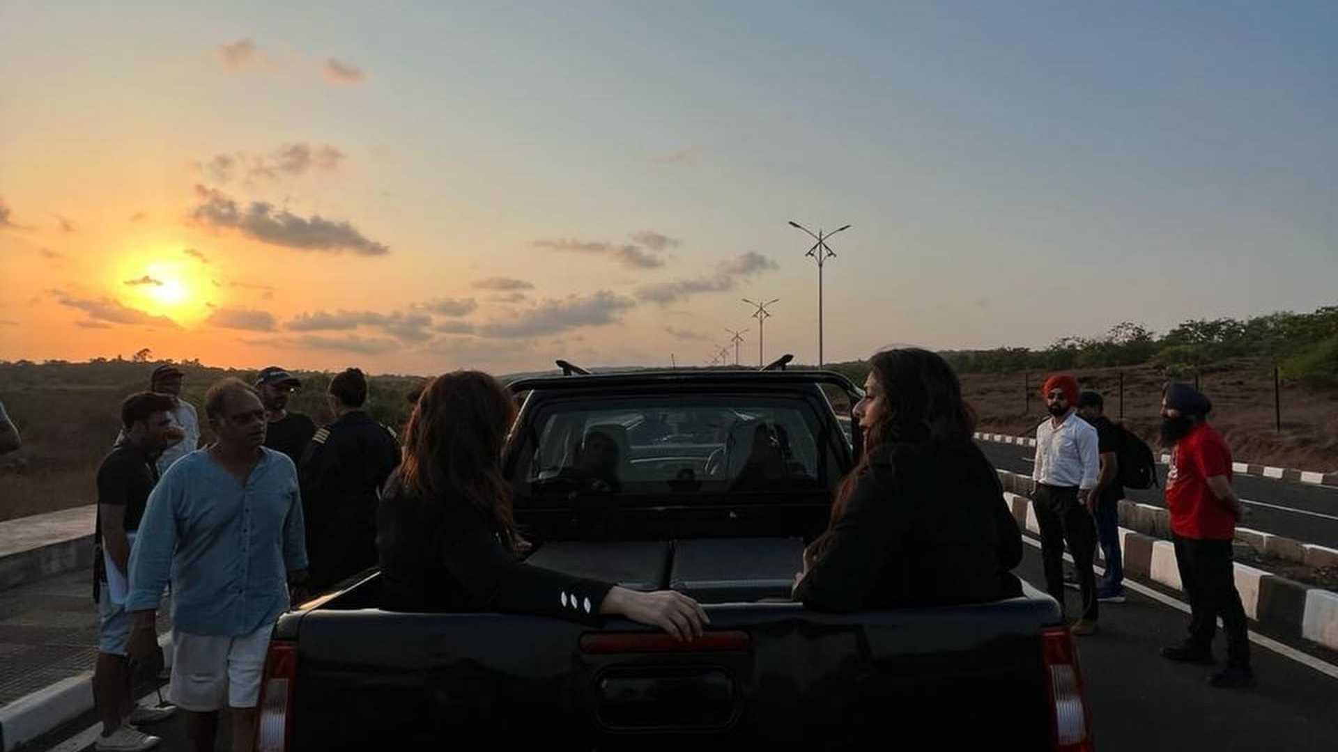 Crew BTS Kareena Kapoor Khan Shares unseen pictures From film Set goes viral on social media tabu kriti sanon