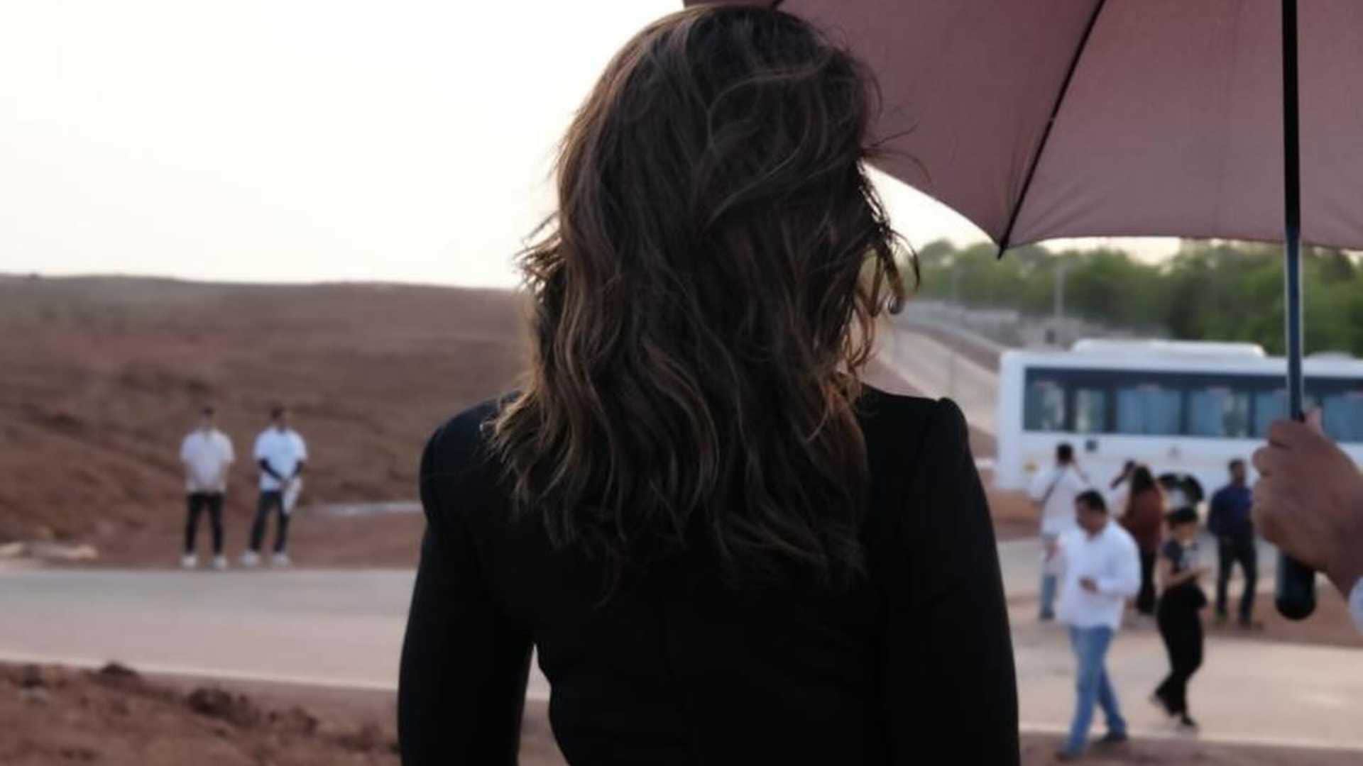 Crew BTS Kareena Kapoor Khan Shares unseen pictures From film Set goes viral on social media tabu kriti sanon