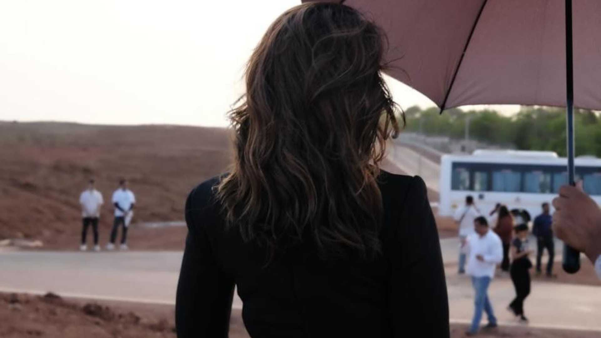 Crew BTS Kareena Kapoor Khan Shares unseen pictures From film Set goes viral on social media tabu kriti sanon