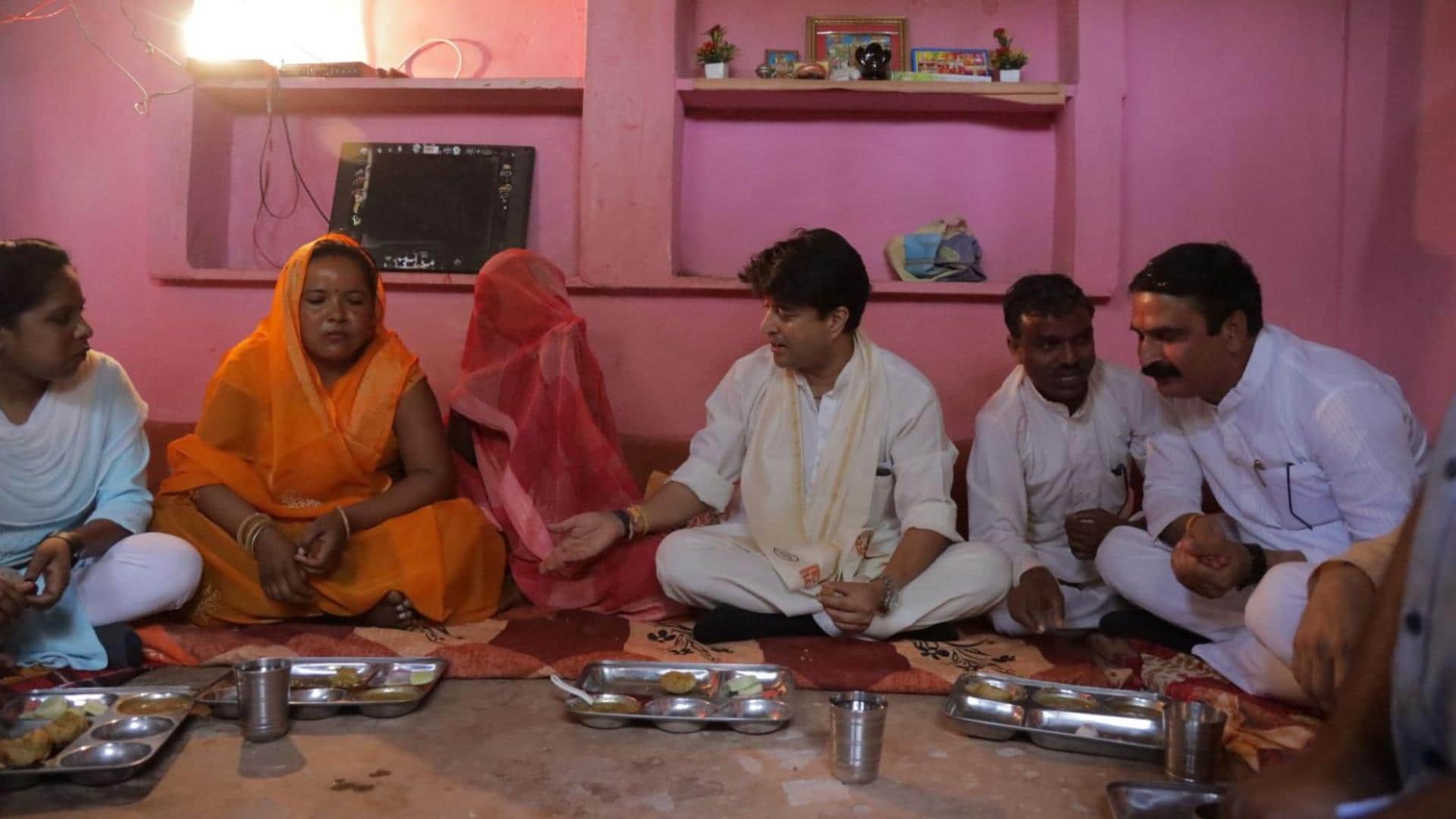 गुना में केंद्रीय मंत्री ज्योतिरादित्य सिंधिया ने दाल-बाटी का लुत्फ उठाया।