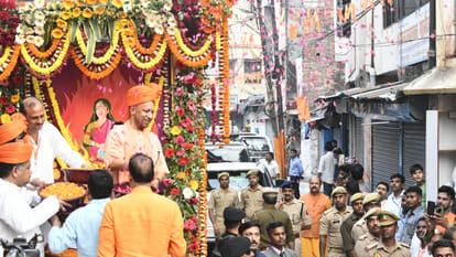 CM Yogi started Prahlad Shobha Yatra in Gorakhpur, played Holi by blowing flowers