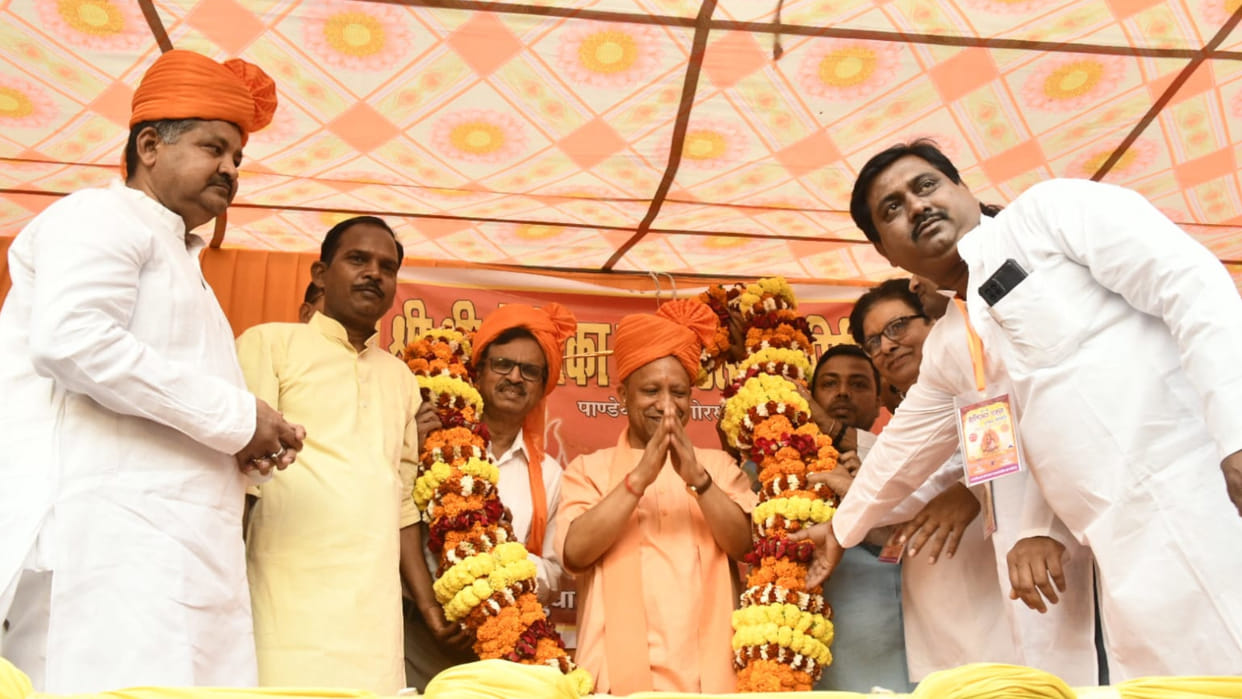 CM Yogi started Prahlad Shobha Yatra in Gorakhpur, played Holi by blowing flowers