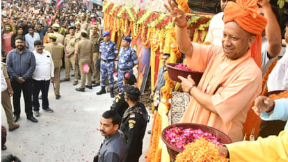 CM Yogi started Prahlad Shobha Yatra in Gorakhpur, played Holi by blowing flowers
