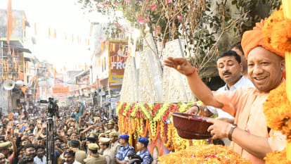 CM Yogi started Prahlad Shobha Yatra in Gorakhpur, played Holi by blowing flowers