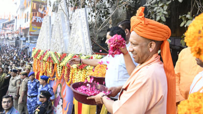 CM Yogi started Prahlad Shobha Yatra in Gorakhpur, played Holi by blowing flowers