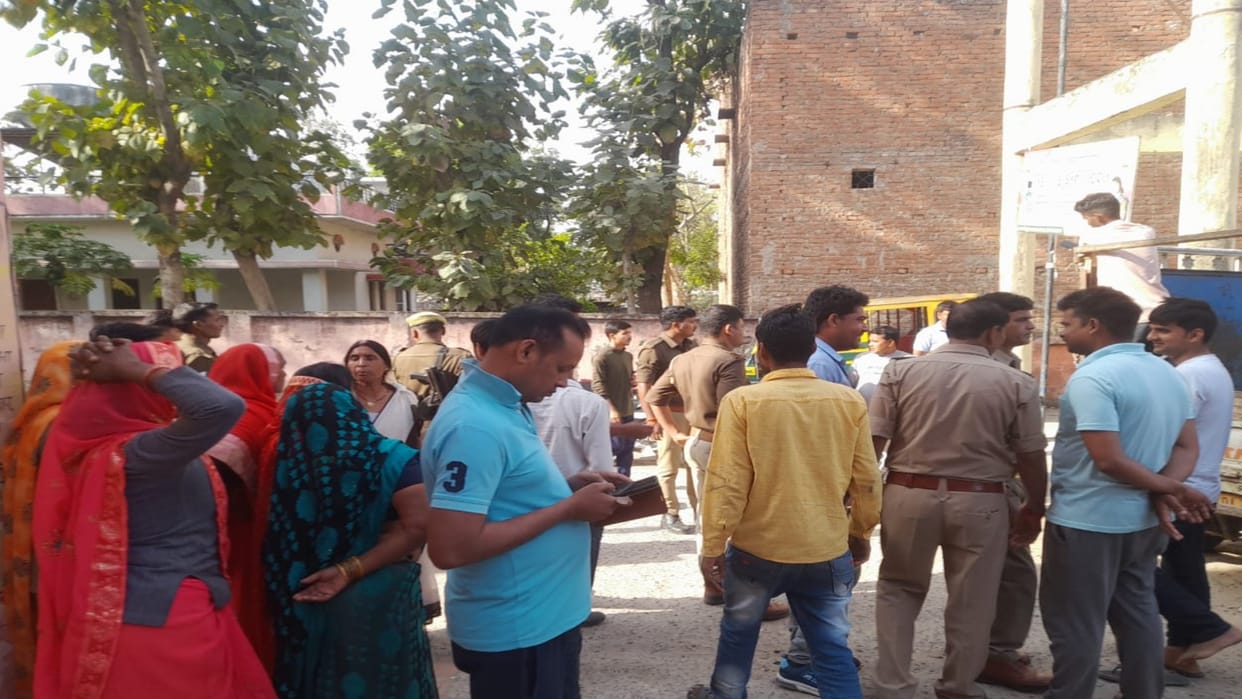 Dead body of a youth found hanging from a tree, used to work in Pune, had come home on Holi.