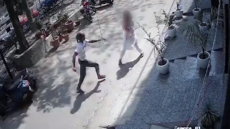 Young man attacks girl with knife in Mukherjee Nagar