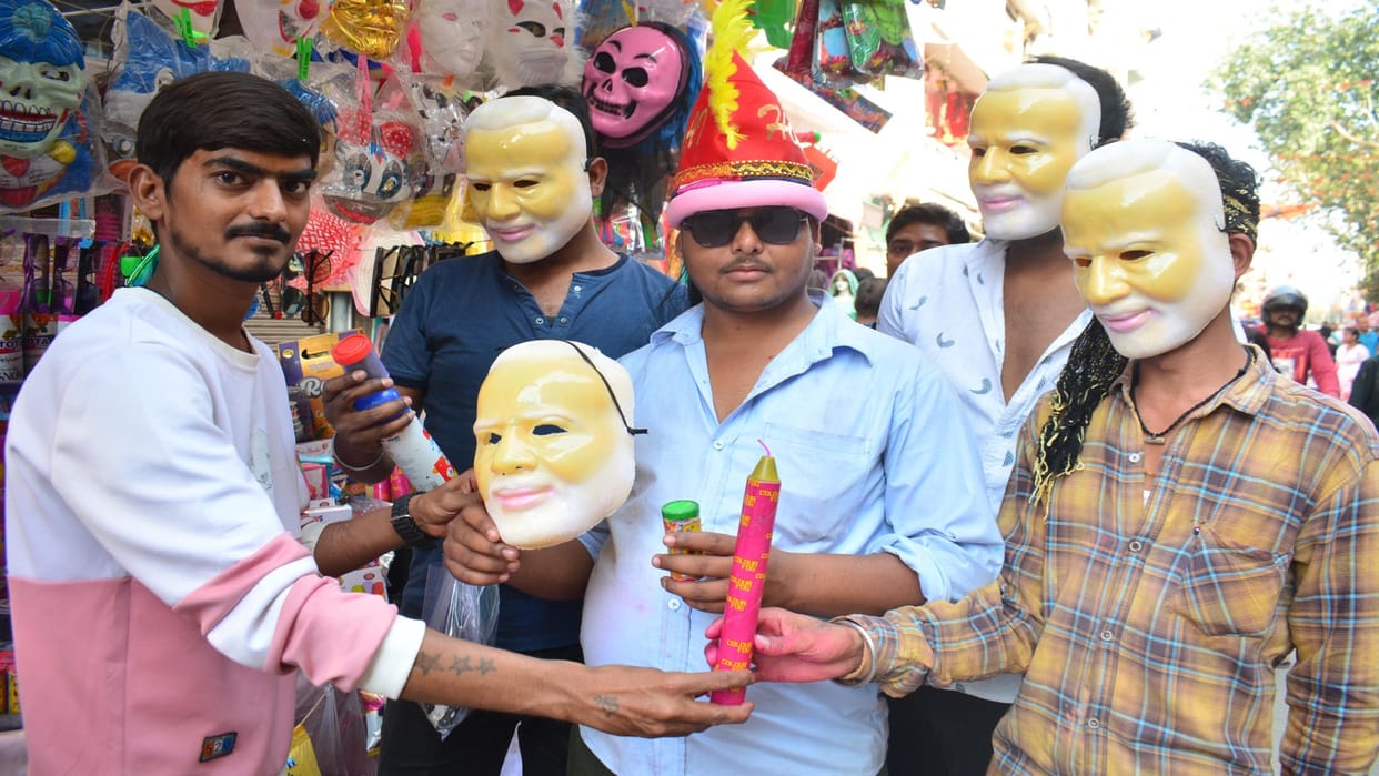 For the first time, colors will rain up to 60 feet from a 14 feet Pichkari.